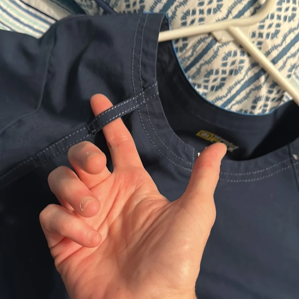 Wonder wink flex scrub top in navy with short zipper at the neck, size L - Picture 9 of 11